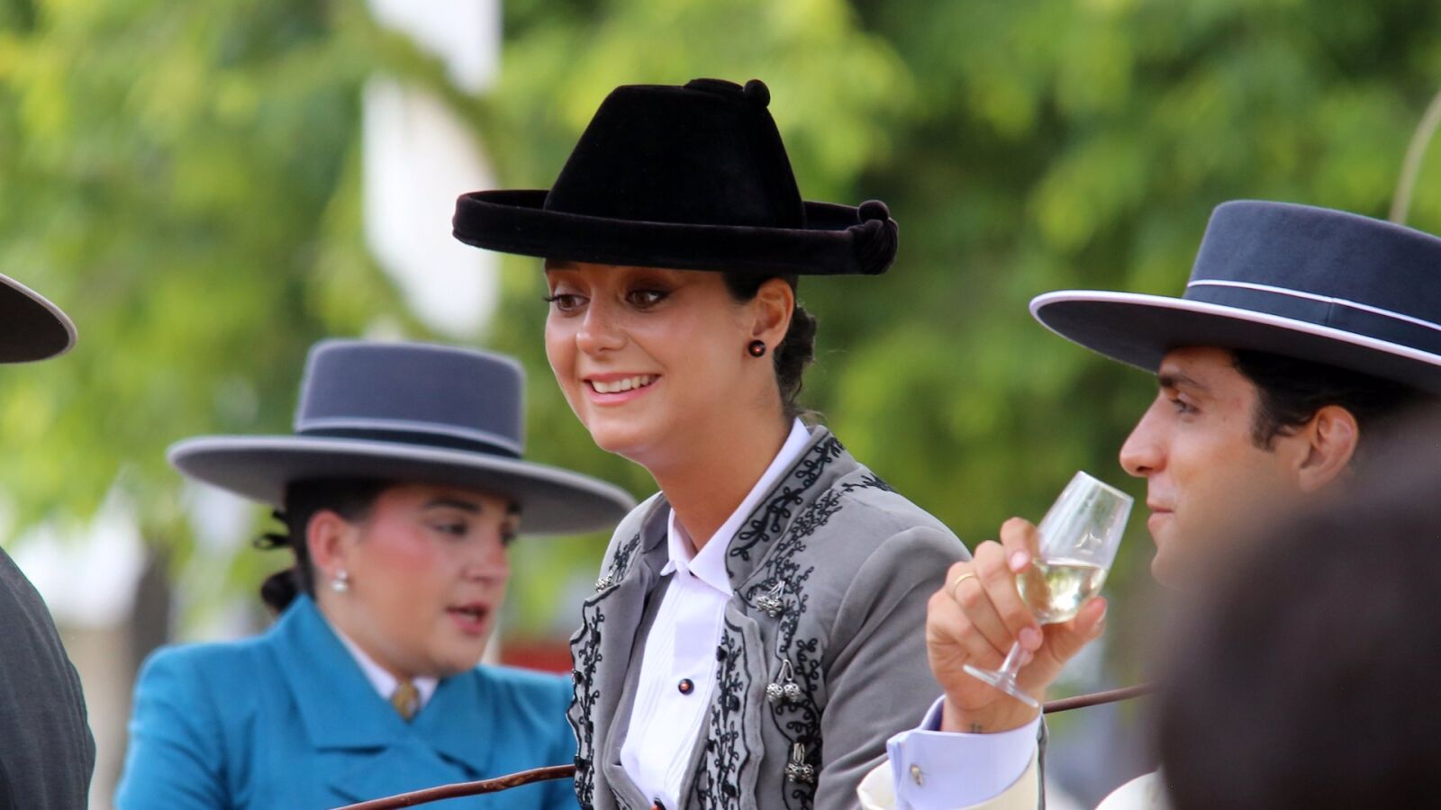 Victoria Federica y Tomás Páramo, juntos en la Feria de Abril: su paseo a caballo por el Real