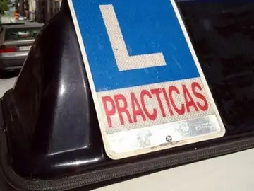 Imagen de archivo de un coche de autoescuela Imagen de archivo de un coche de autoescuela