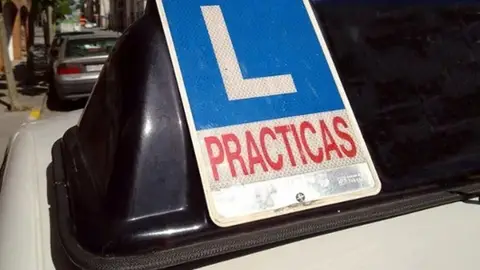 Imagen de archivo de un coche de autoescuela Imagen de archivo de un coche de autoescuela