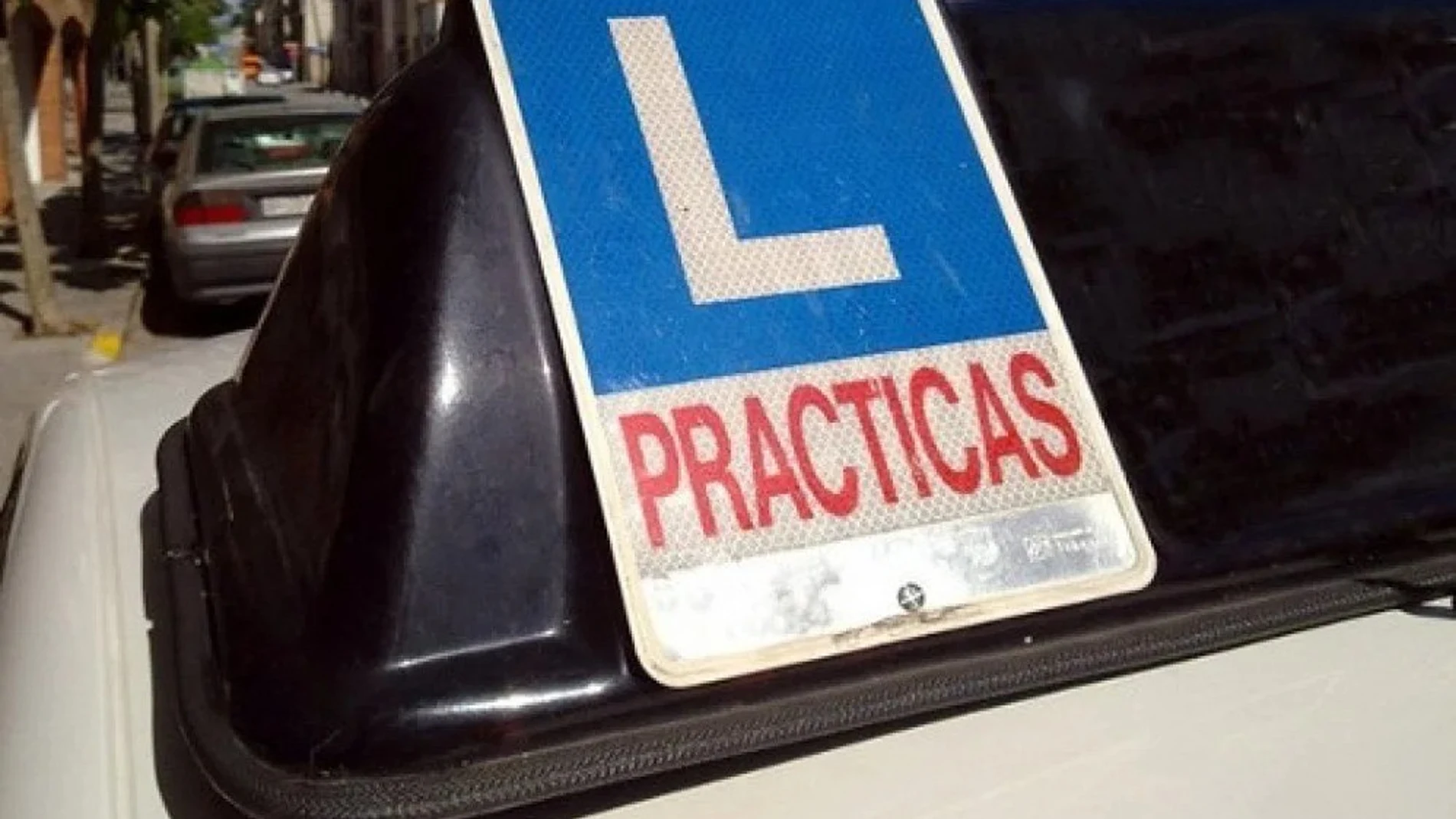 Imagen de archivo de un coche de autoescuela Imagen de archivo de un coche de autoescuela