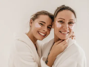 Dos mujeres haciéndose una rutina cosmética Dos mujeres haciéndose una rutina cosmética