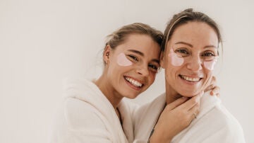 Dos mujeres haciéndose una rutina cosmética