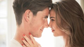 Una pareja mirándose a los ojos de forma cómplice y amorosa