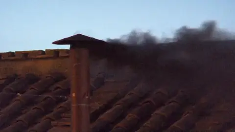 VÍDEO | Así ha sido la primera fumata negra ante la falta de acuerdo para elegir al nuevo Papa VÍDEO | Así ha sido la primera fumata negra ante la falta de acuerdo para elegir al nuevo Papa