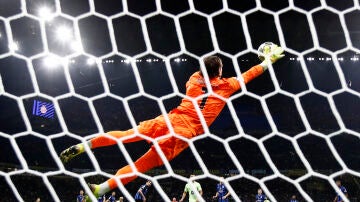 Yann Sommer detiene un lanzamiento de Lamine Yamal
