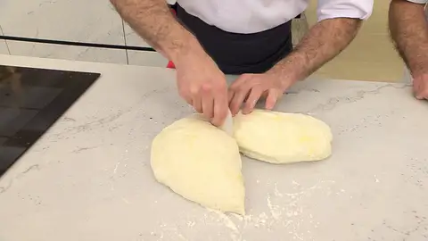 Coloca la masa encima y divídela en 2 Coloca la masa encima y divídela en 2