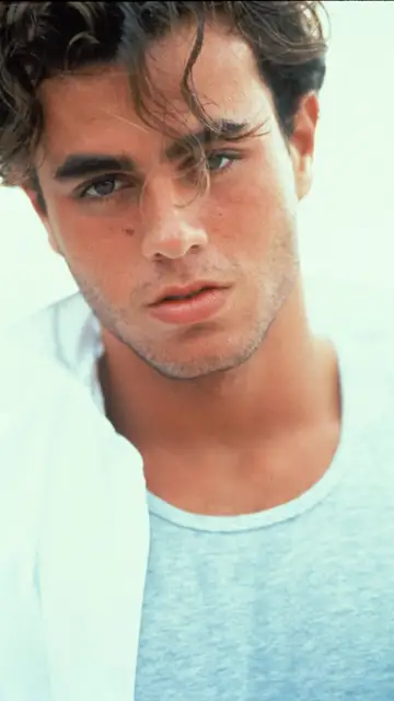 Enrique Iglesias cuando tenía su lunar Enrique Iglesias cuando tenía su lunar