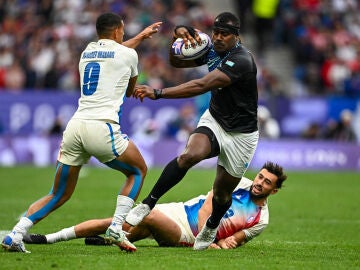 Josaia Raisuqe conduce el balón en los Juegos de París 2024