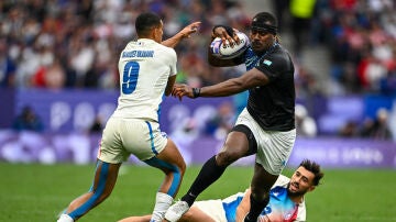 Josaia Raisuqe conduce el balón en los Juegos de París 2024