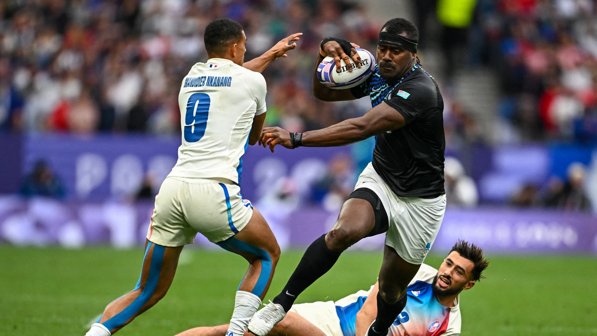 Josaia Raisuqe conduce el balón en los Juegos de París 2024 Josaia Raisuqe conduce el balón en los Juegos de París 2024