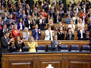 Bancada socialista aplaudiendo durante el pleno celebrado este jueves en el Congreso