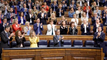 Bancada socialista aplaudiendo durante el pleno celebrado este jueves en el Congreso
