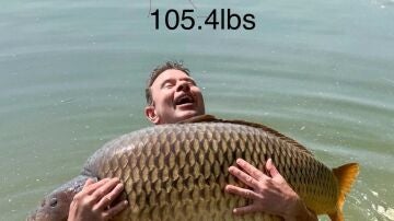 David Knock posa con la carpa de 47,8 kilos
