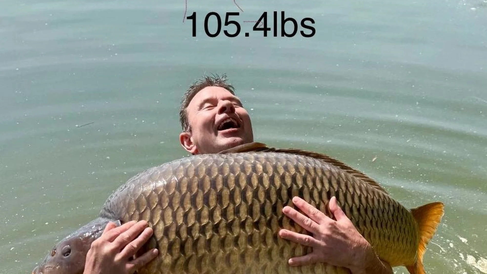 David Knock posa con la carpa de 47,8 kilos David Knock posa con la carpa de 47,8 kilos