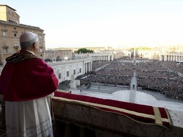 Papa en el balcón de la basílica de San Pedro