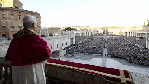 Papa en el balcón de la basílica de San Pedro Papa en el balcón de la basílica de San Pedro