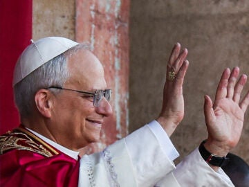 El nuevo papa León XIV en el balcón de San Pedro