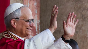 El nuevo papa León XIV en el balcón de San Pedro