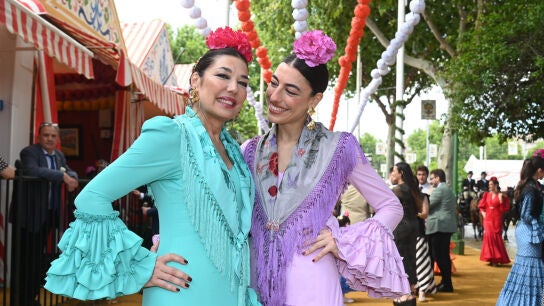 Raquel Revuelta y su hija Claudia en la Feria de Abril 2025