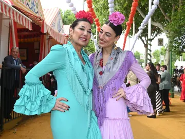 Raquel Revuelta y su hija Claudia en la Feria de Abril 2025 Raquel Revuelta y su hija Claudia en la Feria de Abril 2025