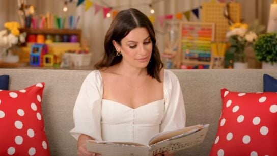 Lea Michele leyendo