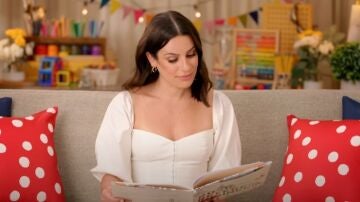 Lea Michele leyendo