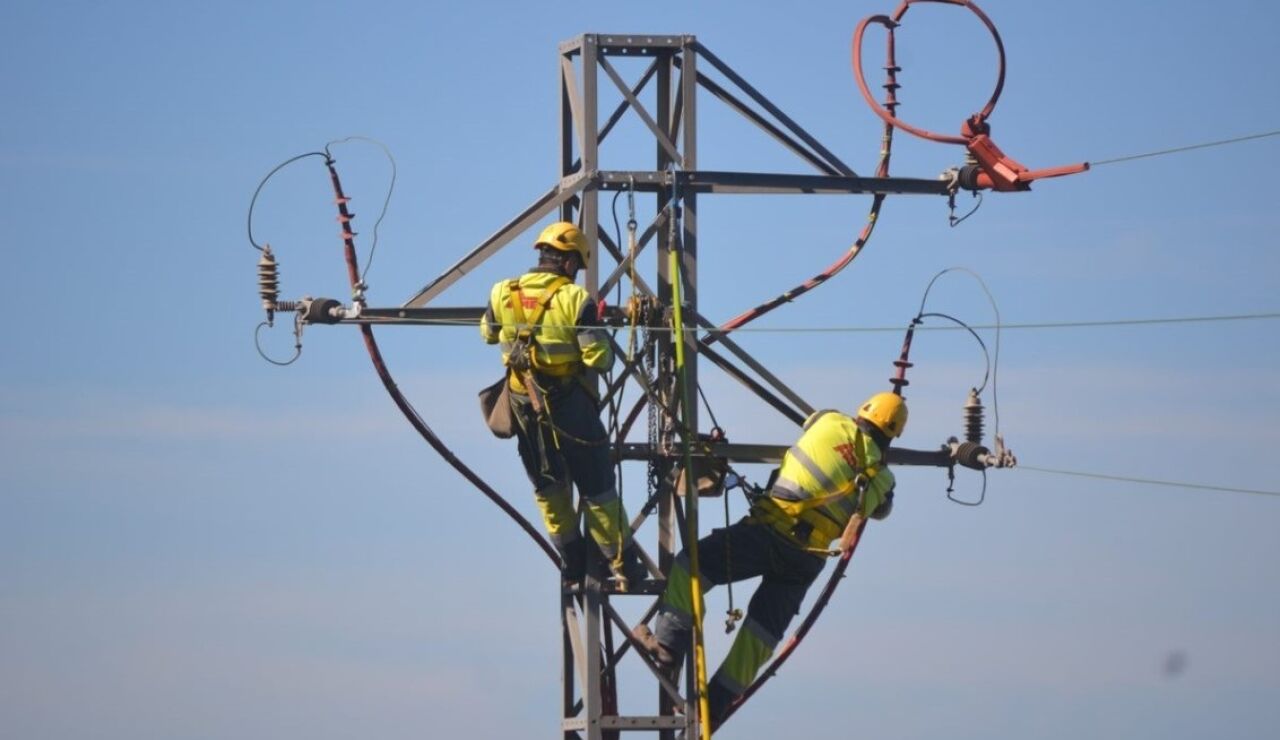 Trabajadores en una torre el&eacute;ctrica