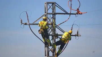 Trabajadores en una torre eléctrica Trabajadores en una torre eléctrica