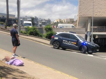 La imagen del hombre herido a las puertas del hospital