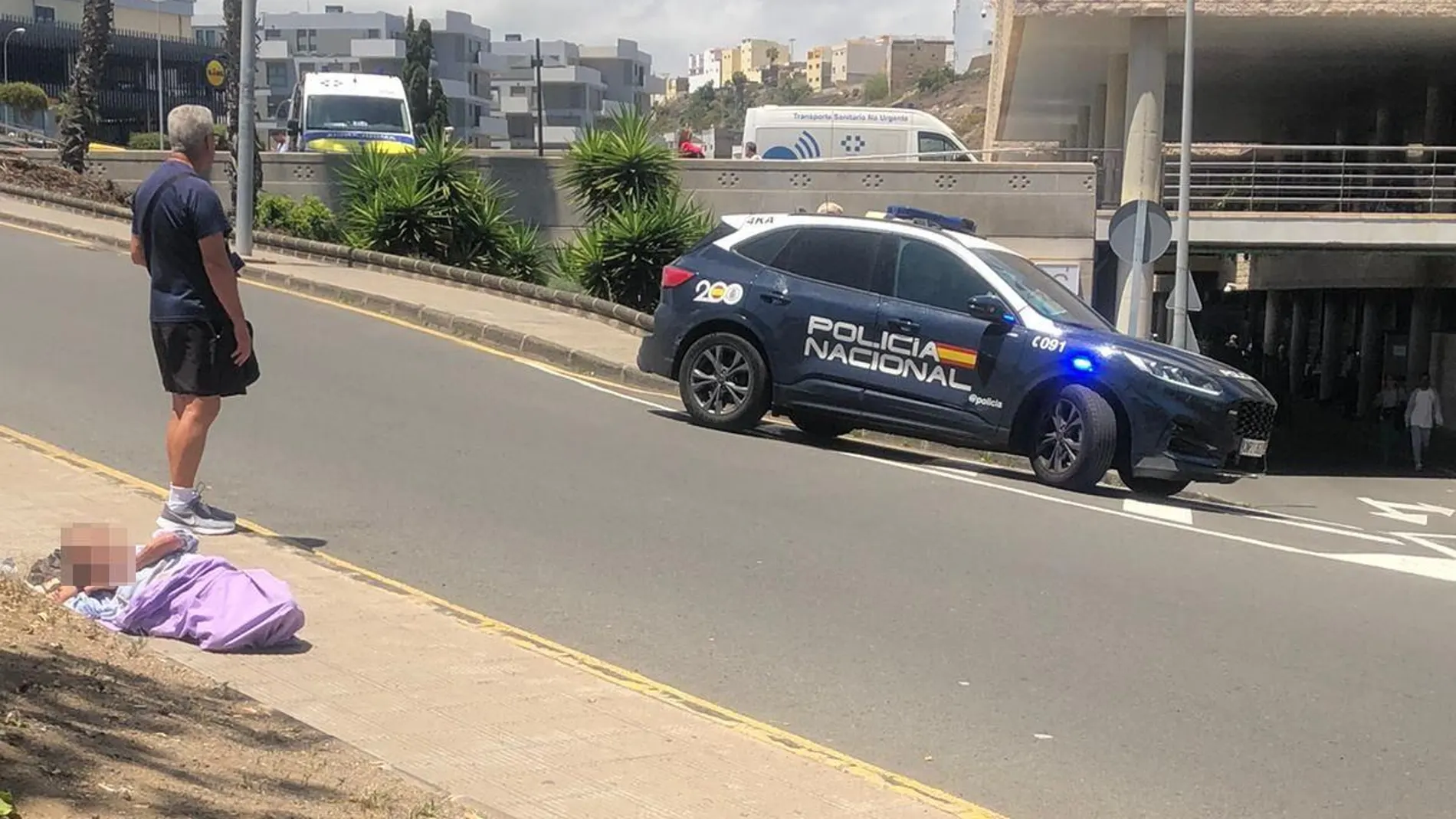 La imagen del hombre herido a las puertas del hospital La imagen del hombre herido a las puertas del hospital