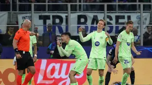 Los jugadores del Barcelona protestan una decisión de Szymon Marciniak Los jugadores del Barcelona protestan una decisión de Szymon Marciniak