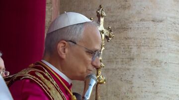 El papa León XIV reza por "una paz humilde y desarmada" en su primer mensaje a los fieles