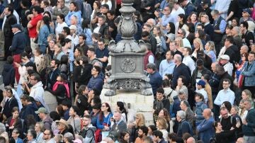 Personas en el Vaticano en el primer día de cónclave