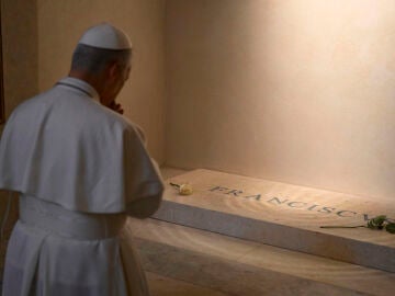 El papa León XIV reza ante la tumba de Francisco