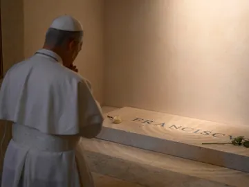 El papa León XIV reza ante la tumba de Francisco El papa León XIV reza ante la tumba de Francisco