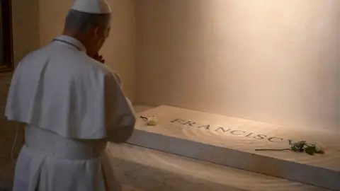 El papa León XIV reza ante la tumba de Francisco El papa León XIV reza ante la tumba de Francisco