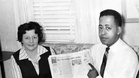 Betty y Barney Hill tras su presunta abducción extraterrestre en 1961 Betty y Barney Hill tras su presunta abducción extraterrestre en 1961