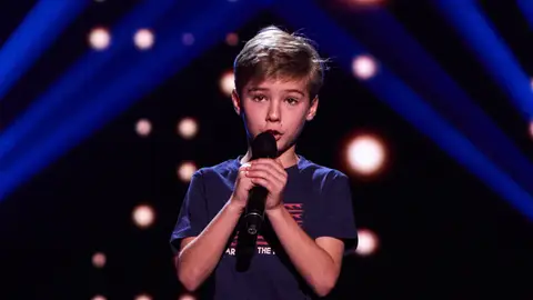 Con solo 8 años Lucas deslumbra a los coaches en La Voz Kids: ¡y provoca doble superbloqueo! Con solo 8 años Lucas deslumbra a los coaches en La Voz Kids: ¡y provoca doble superbloqueo!
