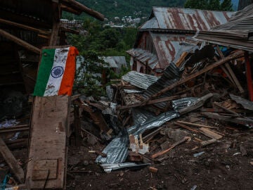 La bandera nacional de la India cerca de una estructura destruida durante el bombardeo de Pakistán en la Línea de Control en Uri, Jammu y Cachemira, India, el 9 de mayo de 2025.