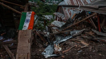 La bandera nacional de la India cerca de una estructura destruida durante el bombardeo de Pakistán en la Línea de Control en Uri, Jammu y Cachemira, India, el 9 de mayo de 2025.