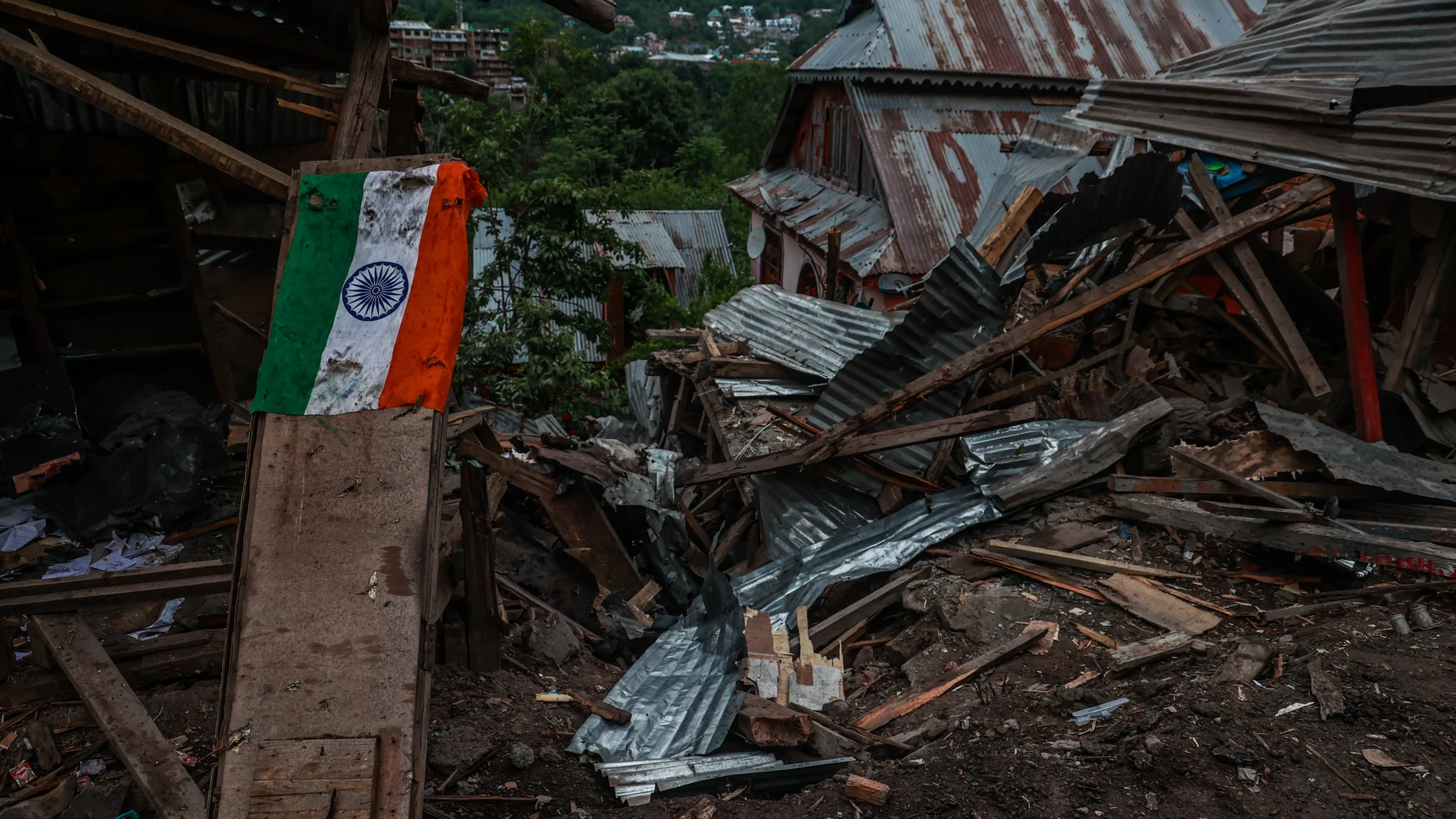 La bandera nacional de la India cerca de una estructura destruida durante el bombardeo de Pakistán en la Línea de Control en Uri, Jammu y Cachemira, India, el 9 de mayo de 2025. La bandera nacional de la India cerca de una estructura destruida durante el bombardeo de Pakistán en la Línea de Control en Uri, Jammu y Cachemira, India, el 9 de mayo de 2025.