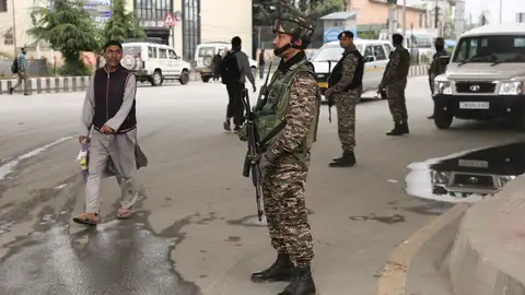 Soldados indios que montan guardia en un puesto de control Soldados indios que montan guardia en un puesto de control