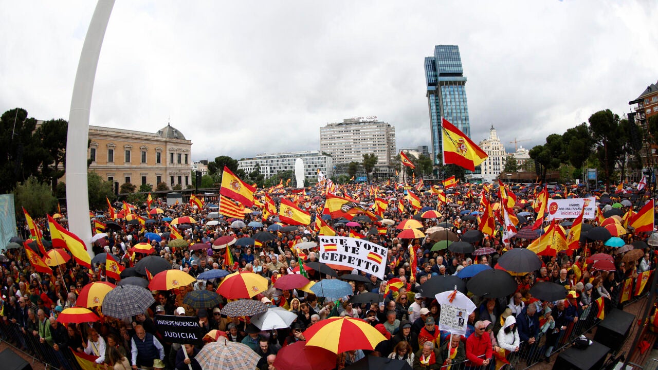 Miles de personas salen a la calle en Madrid para exigir la dimisión de ...