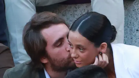 El beso de Borja Moreno a Victoria Federica Borja Moreno y Victoria Federica en las Ventas