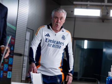 Carlo Ancelotti entrando en rueda de prensa