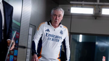 Carlo Ancelotti entrando en rueda de prensa