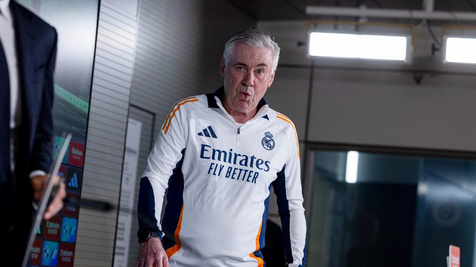 Carlo Ancelotti entrando en rueda de prensa Carlo Ancelotti entrando en rueda de prensa