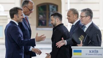 Macron saluda al resto de mandatarios 
