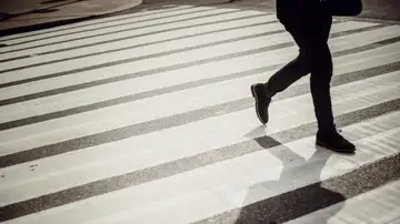 Imagen de archivo de un hombre cruzando por un paso de cebra. Imagen de archivo de un hombre cruzando por un paso de cebra.