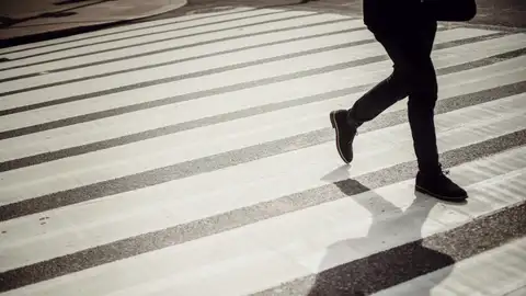 Imagen de archivo de un hombre cruzando por un paso de cebra. Imagen de archivo de un hombre cruzando por un paso de cebra.